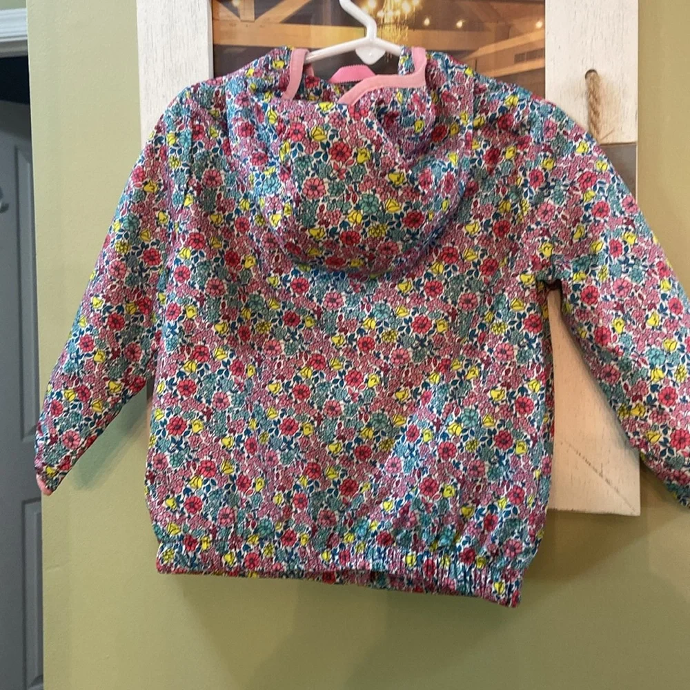 Light weight hooded jacket